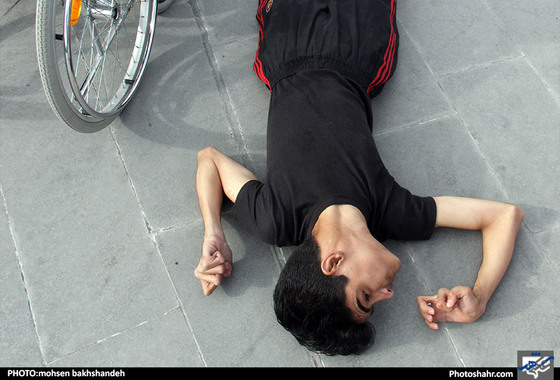 اجرای تئاتر خیابانی یک روز تعطیل / عکس: محسن بخشنده / شهرآرا