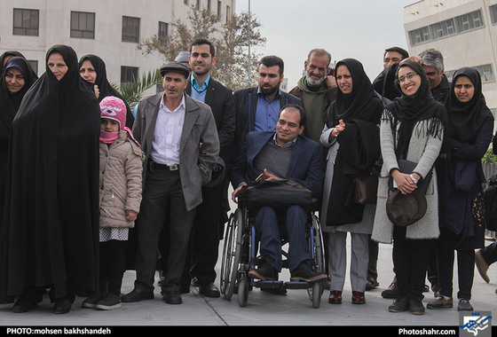 اجرای تئاتر خیابانی یک روز تعطیل / عکس: محسن بخشنده / شهرآرا