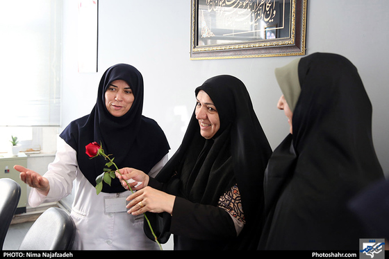بازدید بتول گندمی عضو شورا ی شهر  به منظور تبریک روز پرستار از زایشگاه حضرت ام البنین / عکس: نیما نجف زاده شهرآرا