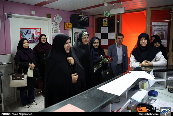 بازدید بتول گندمی عضو شورا ی شهر  به منظور تبریک روز پرستار از زایشگاه حضرت ام البنین / عکس: نیما نجف زاده شهرآرا