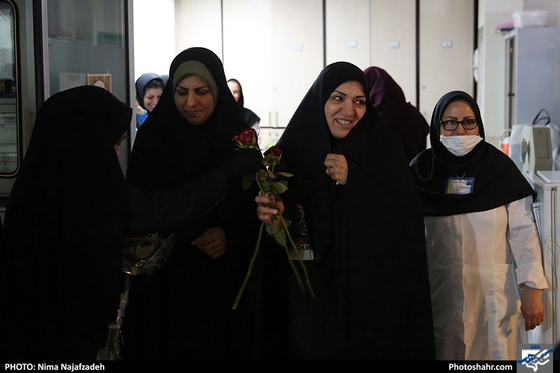 بازدید بتول گندمی عضو شورا ی شهر  به منظور تبریک روز پرستار از زایشگاه حضرت ام البنین / عکس: نیما نجف زاده شهرآرا