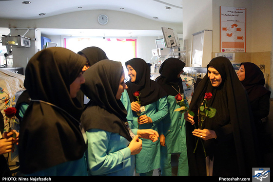 بازدید بتول گندمی عضو شورا ی شهر  به منظور تبریک روز پرستار از زایشگاه حضرت ام البنین / عکس: نیما نجف زاده شهرآرا