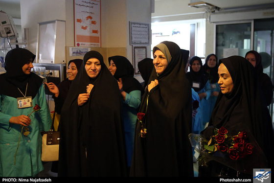 بازدید بتول گندمی عضو شورا ی شهر  به منظور تبریک روز پرستار از زایشگاه حضرت ام البنین / عکس: نیما نجف زاده شهرآرا