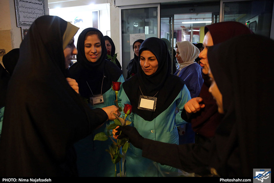 بازدید بتول گندمی عضو شورا ی شهر  به منظور تبریک روز پرستار از زایشگاه حضرت ام البنین / عکس: نیما نجف زاده شهرآرا