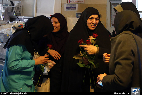 بازدید بتول گندمی عضو شورا ی شهر  به منظور تبریک روز پرستار از زایشگاه حضرت ام البنین / عکس: نیما نجف زاده شهرآرا