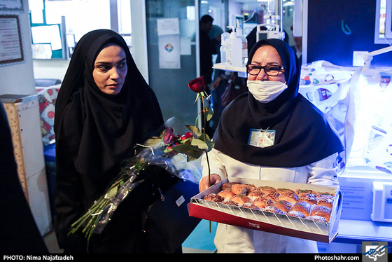 بازدید بتول گندمی عضو شورا ی شهر  به منظور تبریک روز پرستار از زایشگاه حضرت ام البنین / عکس: نیما نجف زاده شهرآرا
