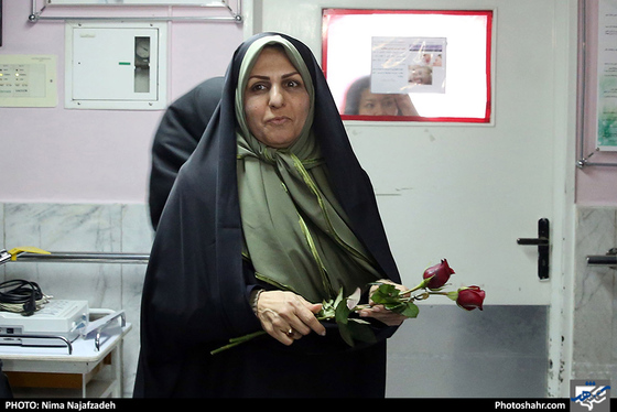 بازدید بتول گندمی عضو شورا ی شهر  به منظور تبریک روز پرستار از زایشگاه حضرت ام البنین / عکس: نیما نجف زاده شهرآرا