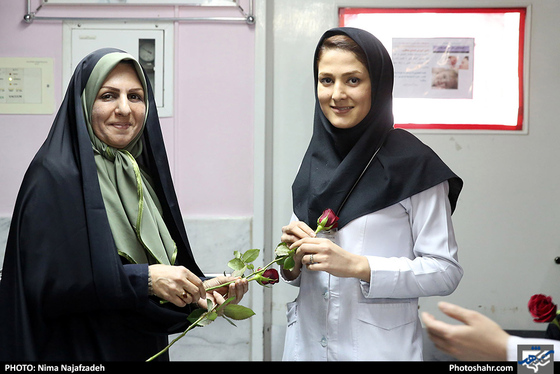 بازدید بتول گندمی عضو شورا ی شهر  به منظور تبریک روز پرستار از زایشگاه حضرت ام البنین / عکس: نیما نجف زاده شهرآرا