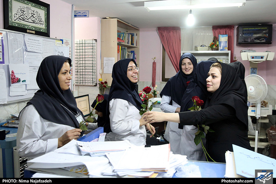 بازدید بتول گندمی عضو شورا ی شهر  به منظور تبریک روز پرستار از زایشگاه حضرت ام البنین / عکس: نیما نجف زاده شهرآرا