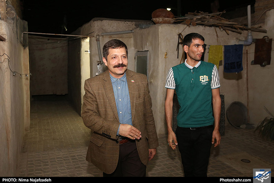 دیدارامیرشهلا عضو شورای شهر مشهد از جانباز رجب رشیدی / عکس: نیما نجف زاده / شهرآرا 