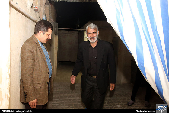 دیدارامیرشهلا عضو شورای شهر مشهد از جانباز رجب رشیدی / عکس: نیما نجف زاده / شهرآرا 
