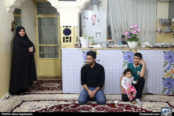 دیدارامیرشهلا عضو شورای شهر مشهد از جانباز رجب رشیدی / عکس: نیما نجف زاده / شهرآرا 