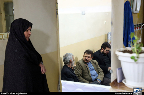 دیدارامیرشهلا عضو شورای شهر مشهد از جانباز رجب رشیدی / عکس: نیما نجف زاده / شهرآرا 