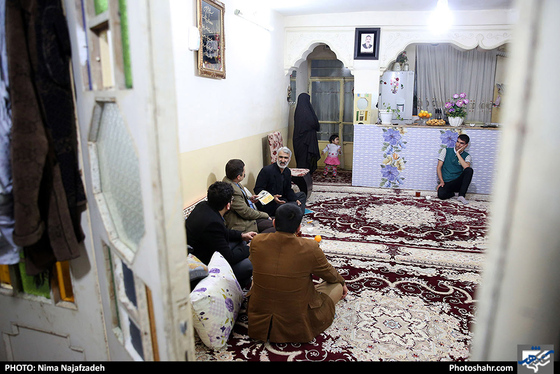 دیدارامیرشهلا عضو شورای شهر مشهد از جانباز رجب رشیدی / عکس: نیما نجف زاده / شهرآرا 