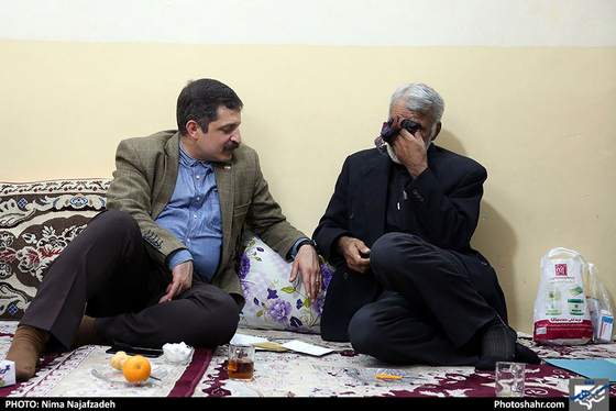 دیدارامیرشهلا عضو شورای شهر مشهد از جانباز رجب رشیدی / عکس: نیما نجف زاده / شهرآرا 