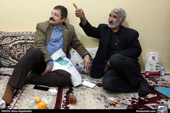 دیدارامیرشهلا عضو شورای شهر مشهد از جانباز رجب رشیدی / عکس: نیما نجف زاده / شهرآرا 