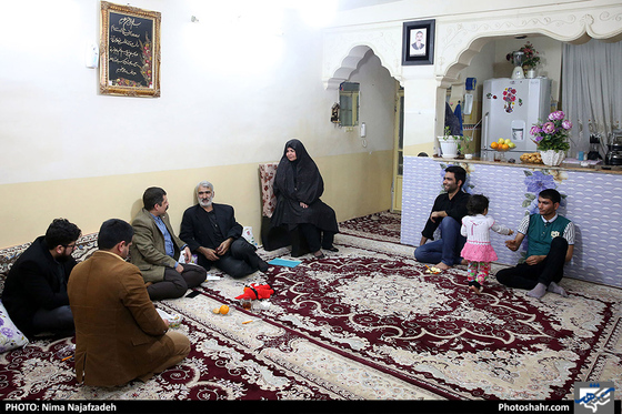 دیدارامیرشهلا عضو شورای شهر مشهد از جانباز رجب رشیدی / عکس: نیما نجف زاده / شهرآرا 