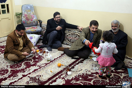 دیدارامیرشهلا عضو شورای شهر مشهد از جانباز رجب رشیدی / عکس: نیما نجف زاده / شهرآرا 