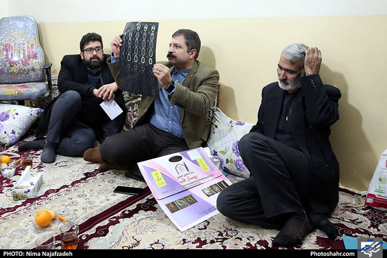 دیدارامیرشهلا عضو شورای شهر مشهد از جانباز رجب رشیدی / عکس: نیما نجف زاده / شهرآرا 