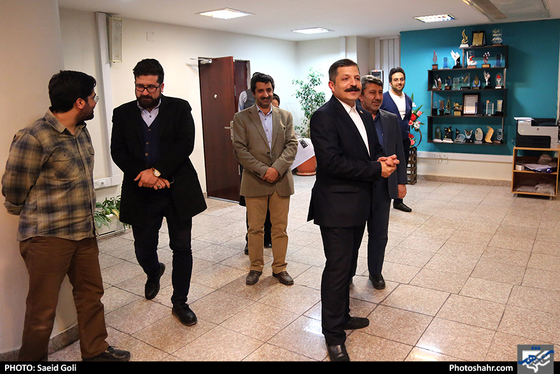 حضور عضو شورای شهر و جمعی از مدیران شهری در جلسه شورای تیتر روزنامه شهرآرا / عکس: سعید گلی / شهرآرا