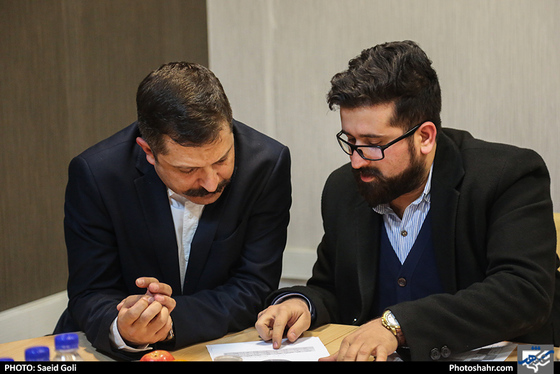 حضور عضو شورای شهر و جمعی از مدیران شهری در جلسه شورای تیتر روزنامه شهرآرا / عکس: سعید گلی / شهرآرا