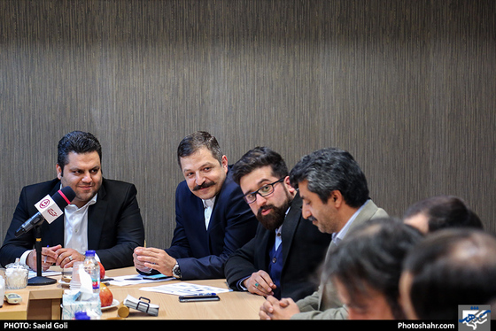 حضور عضو شورای شهر و جمعی از مدیران شهری در جلسه شورای تیتر روزنامه شهرآرا / عکس: سعید گلی / شهرآرا