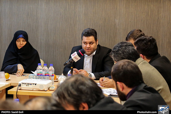 حضور عضو شورای شهر و جمعی از مدیران شهری در جلسه شورای تیتر روزنامه شهرآرا / عکس: سعید گلی / شهرآرا