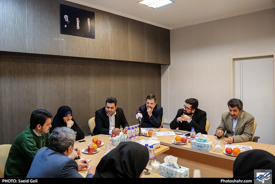 حضور عضو شورای شهر و جمعی از مدیران شهری در جلسه شورای تیتر روزنامه شهرآرا / عکس: سعید گلی / شهرآرا