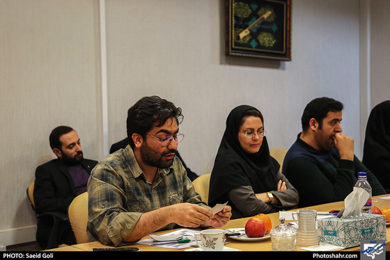 حضور عضو شورای شهر و جمعی از مدیران شهری در جلسه شورای تیتر روزنامه شهرآرا / عکس: سعید گلی / شهرآرا