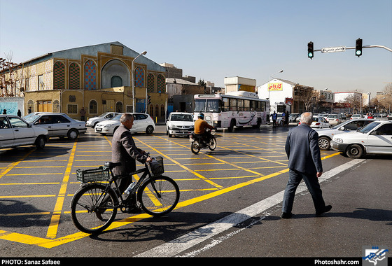 چهار راه لشکر تقاطع خیابان عدل خمینی و خیابان بهار که ورزشکاه کاظمی در آن واقع شده یکی از پرترددترین چهاراههای مشهد است / عکس: سانازصفائی / شه