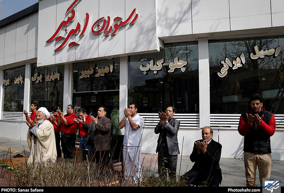 رستوران امیر کبیر از رستورانهای قدیمی محله عدل خمینی است که سالهاست درب این رستوران نماز  جماعت برگزار میکند / عکس: سانازصفائی / شهرآرا
