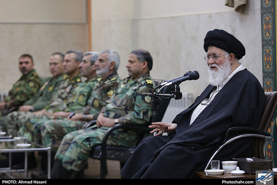 دیدار جمعی از  فرماندهان ارتش با آیت الله علم الهدی / عکس: احمد حسنی / شهرآرا