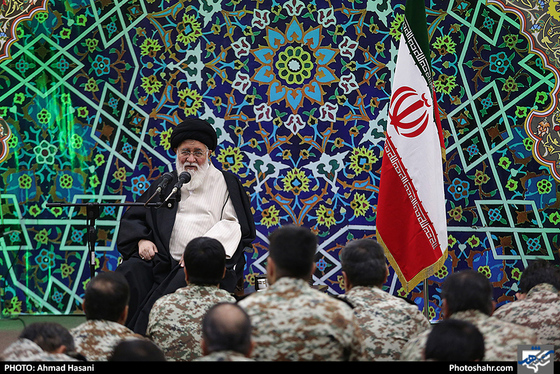 دیدار جمعی از  فرماندهان ارتش با آیت الله علم الهدی / عکس: احمد حسنی / شهرآرا