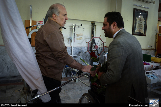 بازدید مدیرمسئول وتعدادی از کارکنان روزنامه شهرآرا از آسایشگاه جانبازان امام خمینی / عکس: جواد کرمانی /شهرآرا
