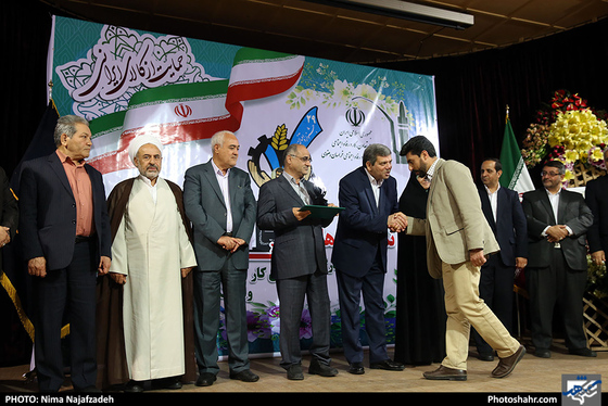 تقدیر از کارگران و واحدهای نمونه استان / عکس: نیما نجف زاده / شهرآرا