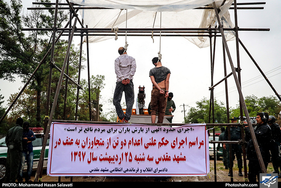 اجرای حکم علنی اعدام دو تن از متجاوزان به عنف / عکس: محمدحسن صلواتی / شهرآرا