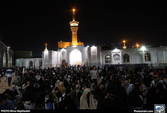 شب بیست و سوم ماه رمضان در حرم مطهر امام رضا (ع) -2  / عکس: نیما نجف زاده / شهرآرا