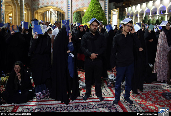 شب بیست و سوم ماه رمضان در حرم مطهر امام رضا (ع) -2  / عکس: نیما نجف زاده / شهرآرا
