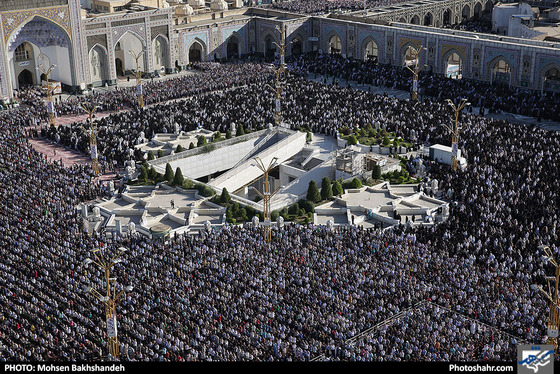 نماز عید فطر در حرم مطهر امام رضا (ع) / عکس: محسن بخشنده / شهرآرا