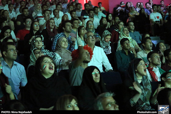 تماشای بازی ایران و پرتغال / عکس: نیما نجف زاده / شهرآرا