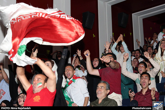تماشای بازی ایران و پرتغال / عکس: نیما نجف زاده / شهرآرا