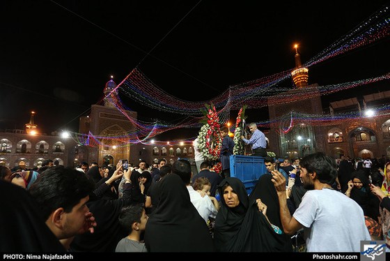 آذین بندی و چراغانی حرم مطهر رضوی به مناسبت دهه کرامت / عکس: نیما نجف زاده / شهرآرار