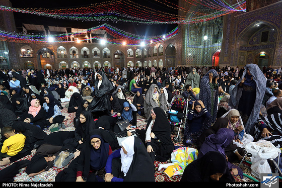 آذین بندی و چراغانی حرم مطهر رضوی به مناسبت دهه کرامت / عکس: نیما نجف زاده / شهرآرا