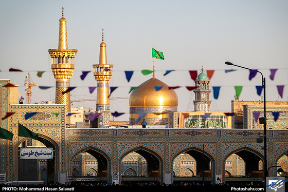 گلباران حرم مطهر رضوی در شب میلاد امام رضا (ع) / عکس: محمدحسن صلواتی / شهرآرا