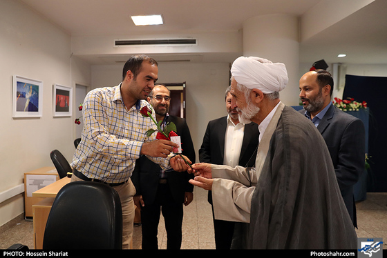 بازدید جمعی از مسئولان از روزنامه شهرآرا در روز خبرنگار / عکس: حسین شریعت / شهرآرا