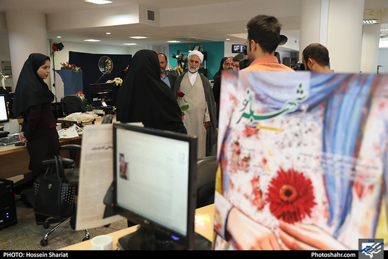 بازدید جمعی از مسئولان از روزنامه شهرآرا در روز خبرنگار / عکس: حسین شریعت / شهرآرا