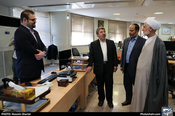 بازدید جمعی از مسئولان از روزنامه شهرآرا در روز خبرنگار / عکس: حسین شریعت / شهرآرا