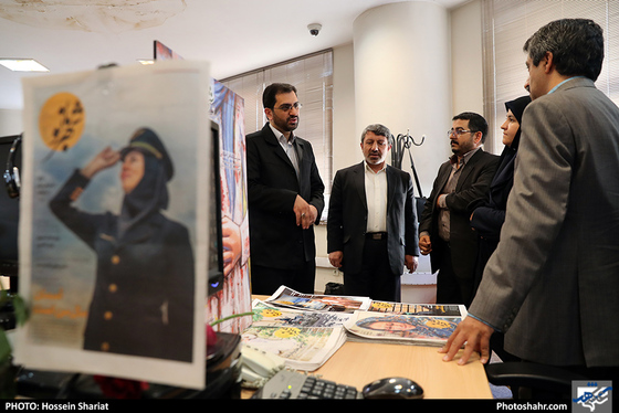 بازدید جمعی از مسئولان از روزنامه شهرآرا در روز خبرنگار / عکس: حسین شریعت / شهرآرا
