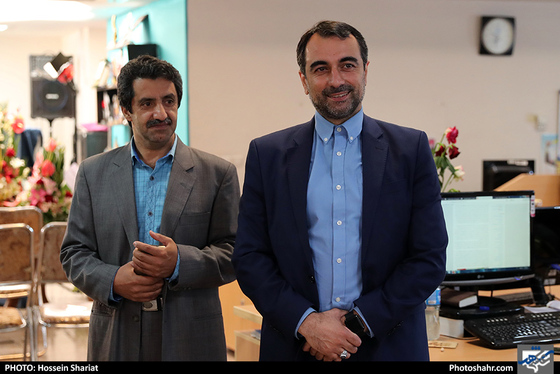 بازدید جمعی از مسئولان از روزنامه شهرآرا در روز خبرنگار / عکس: حسین شریعت / شهرآرا