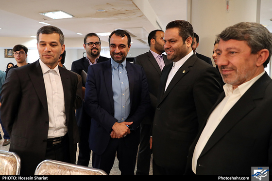 بازدید جمعی از مسئولان از روزنامه شهرآرا در روز خبرنگار / عکس: حسین شریعت / شهرآرا